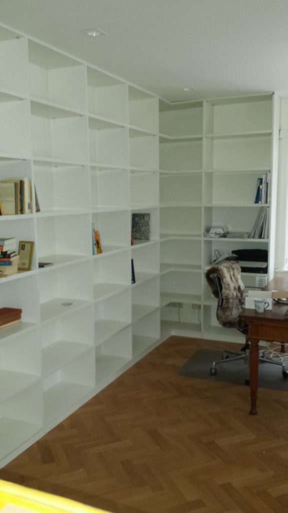 Boekenkast  in het wit met een hoek