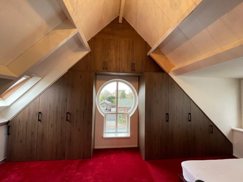 Draaideurkast in punt met schuine wanden