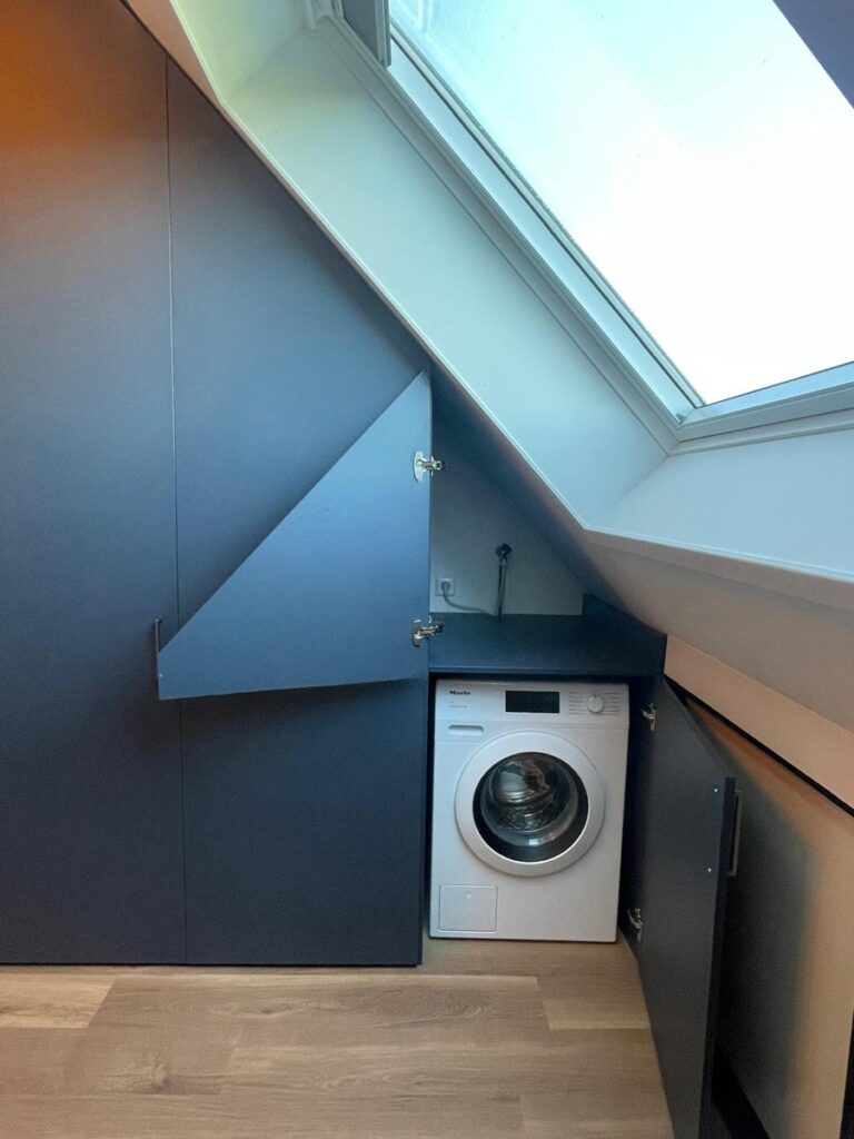 Draaideurkast met schuine deuren en ruimte voor wasmachine