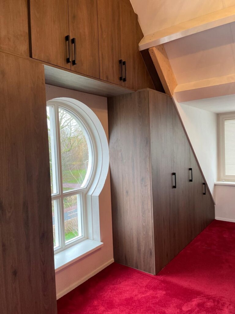 Draaideurkast tegen een schuine wand diversen dieptes walnoot