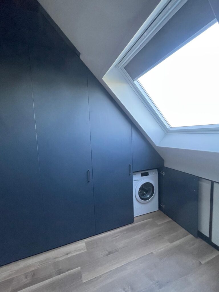 Draaideurkast tegen schuine wand wasmachine