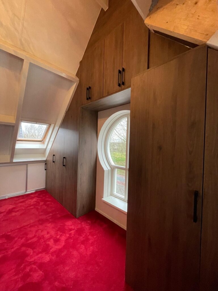 Kast op maat onder schuin diversen dieptes