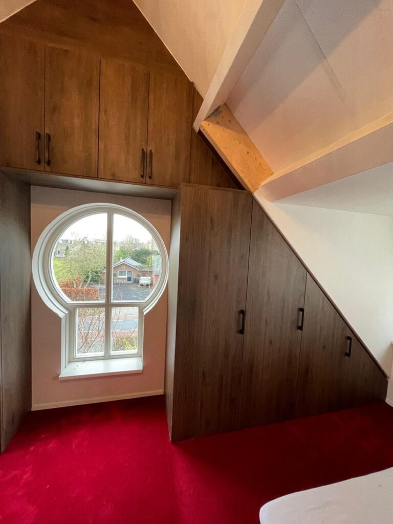 Kast walnoot tegen schuine wand met draaideuren