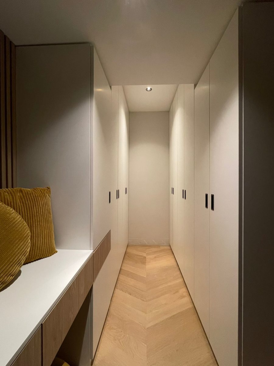 Inloopkast / walk in closet, op maat gemaakt biedt een zee aan ruimte