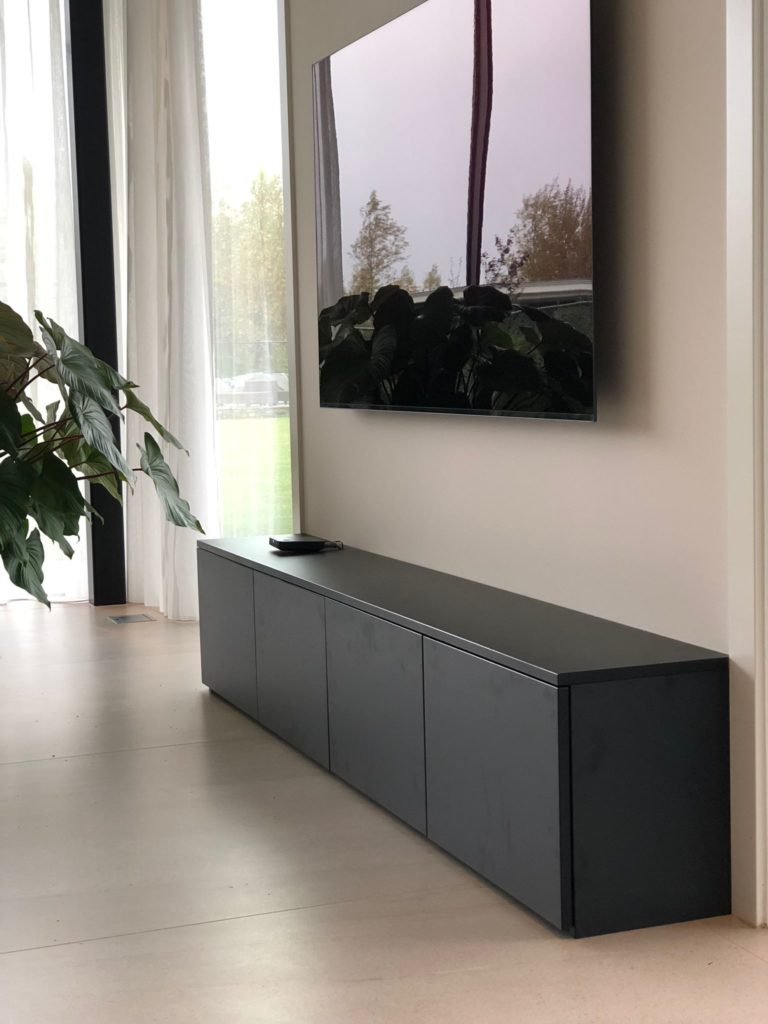 TV meubel zwart vanaf de zijkant