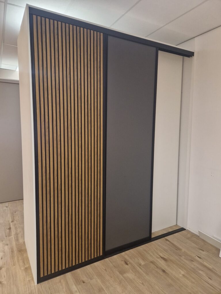 Schuifdeuren voorzien van wandpanelen