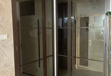 Ontdek de Elegantie van Slimline Aluminium Deuren met Kozijn en Zijlicht