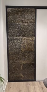 Staallook schuifdeur met natuurlijke wandtegels